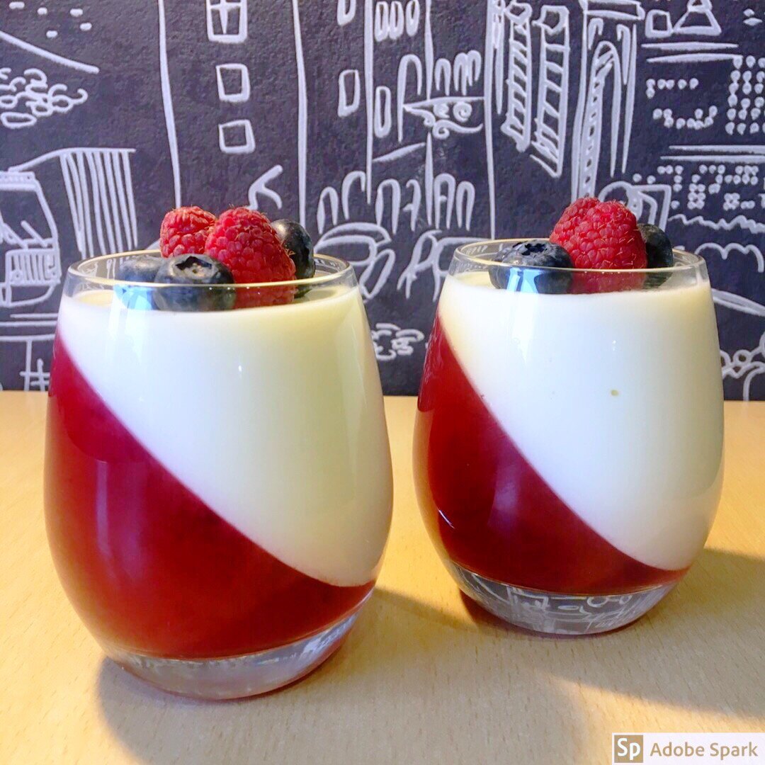 Вот так может выглядеть панна-котта, когда вы подадите её вместе с "кофе в постель" ;-) Вот это красненькое внизу - клубничное желе.
