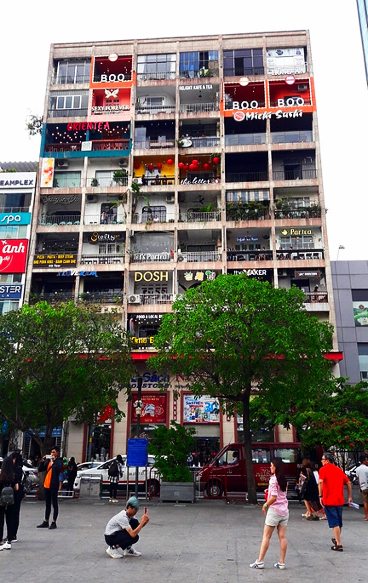 Внешний вид здания, каждый балкон - новое кафе, один только из блоков здания, всего их три