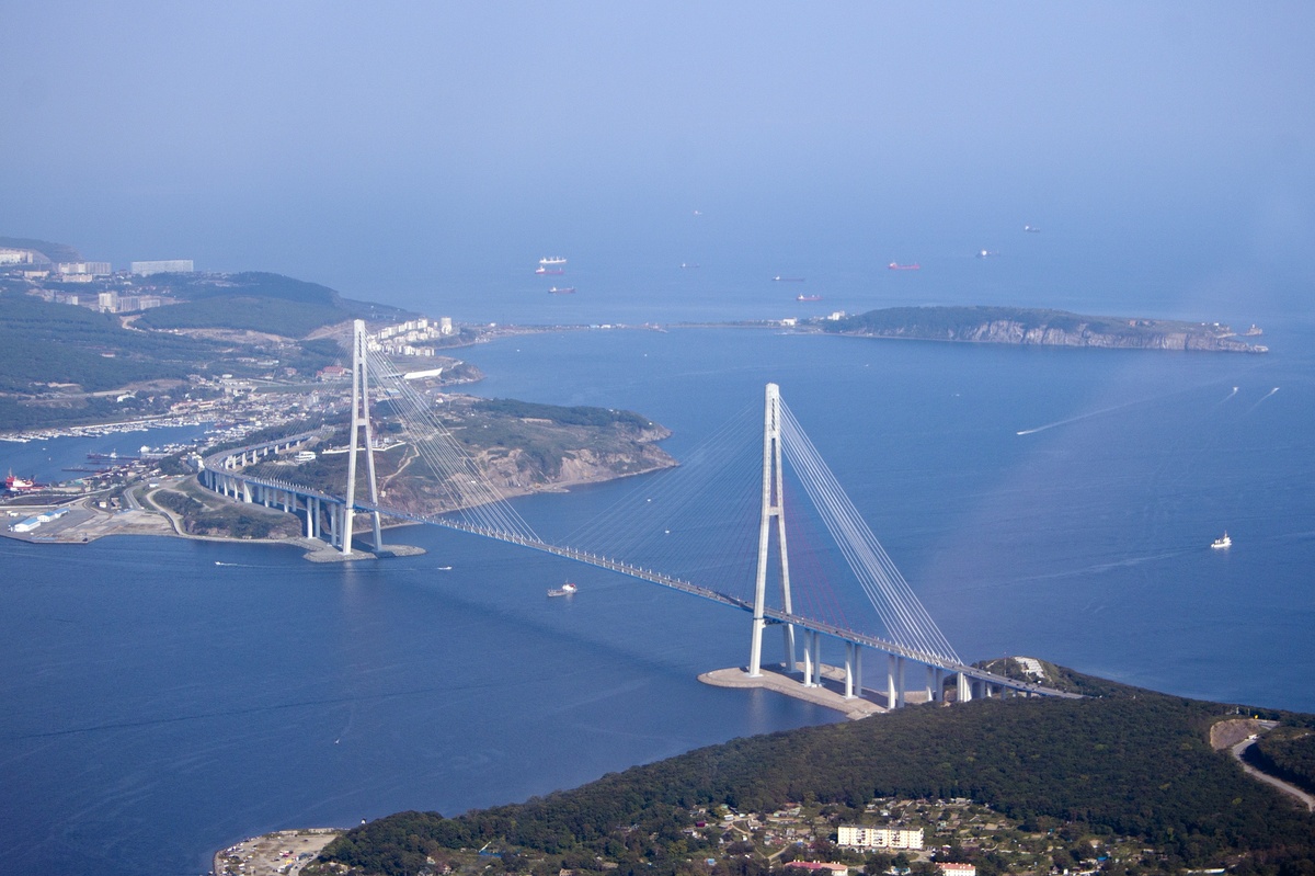 Это мост,который ведет с материка, с самого города Владивосток, на остров