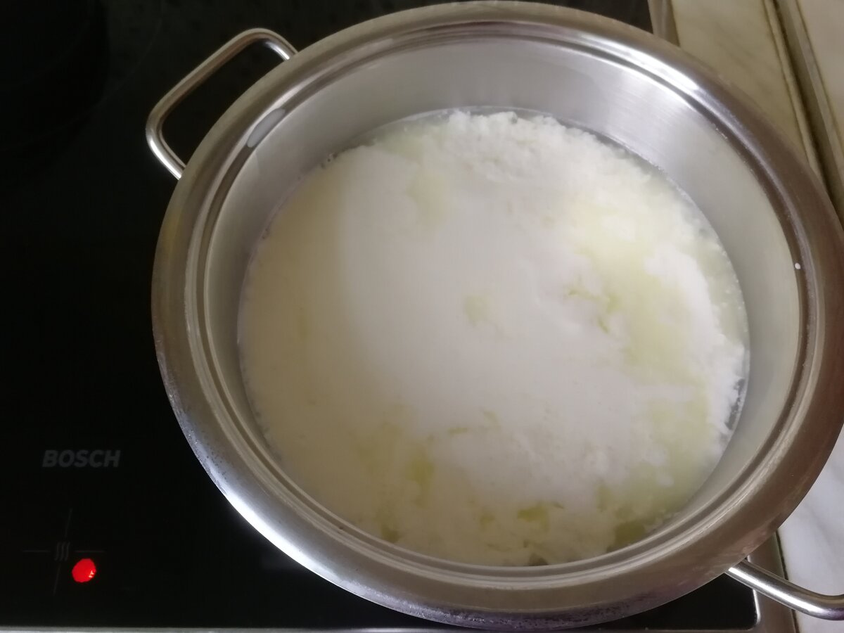 При нагревании начинает отходить сыворотка