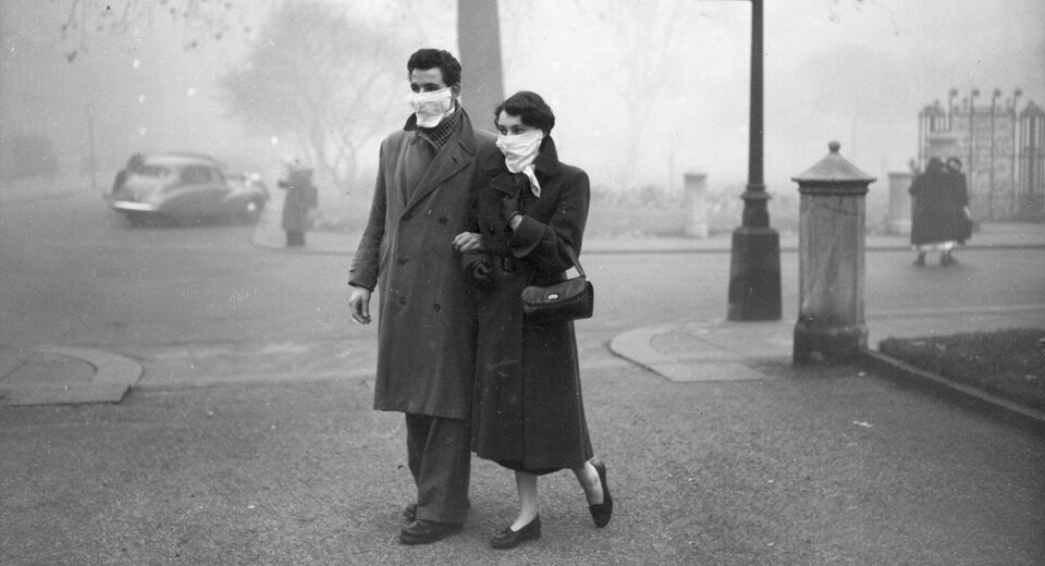 Даже спустя год после удушающей трагедии в Лондоне люди были вынуждены ходить в масках 