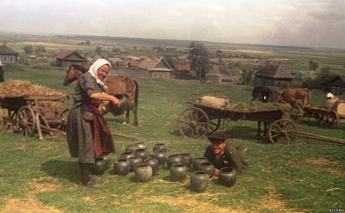  У автора читается негативное отношение к режиму, которое переносится на людей, не понятно в чем они виноваты. Коней вроде бы много на фотках, с чего автор решил, что пахали исключительно на коровах? Да ему так хочется. Хочется показать ужас и безысходность жизни в стране СССР при Сталине, в советское время, которое они не приемлют. 