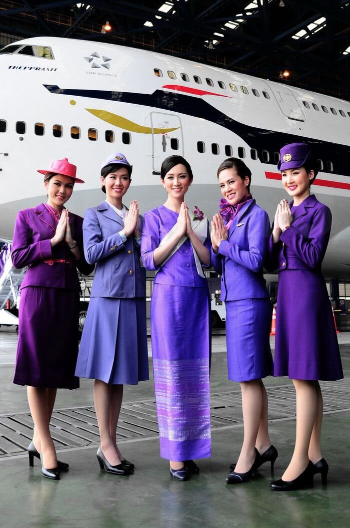 Стюардессы форма авиакомпаний. Thai Airways бортпроводники. Thai Airways авиакомпания стюардессы. Этихад стюардессы. Thai Airways форма.