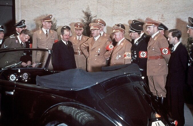 Фердинанд Порш (в костюме) презентует Гитлеру  новый «народный автомобиль» — Фольксваген Жук в кузове кабриолет, 1938 год.