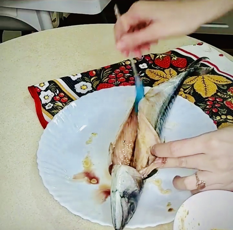Смазываем скумбрию маринадом