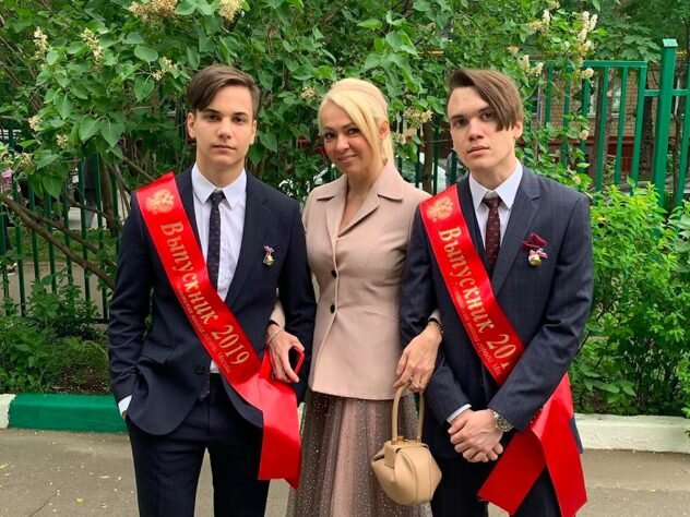 Оригинал фото Яны с сыновьями - из Инстаграм продюсера