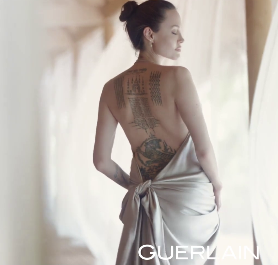 Анджелина Джоли в рекламной кампании парфюма. Фото:  Guerlain