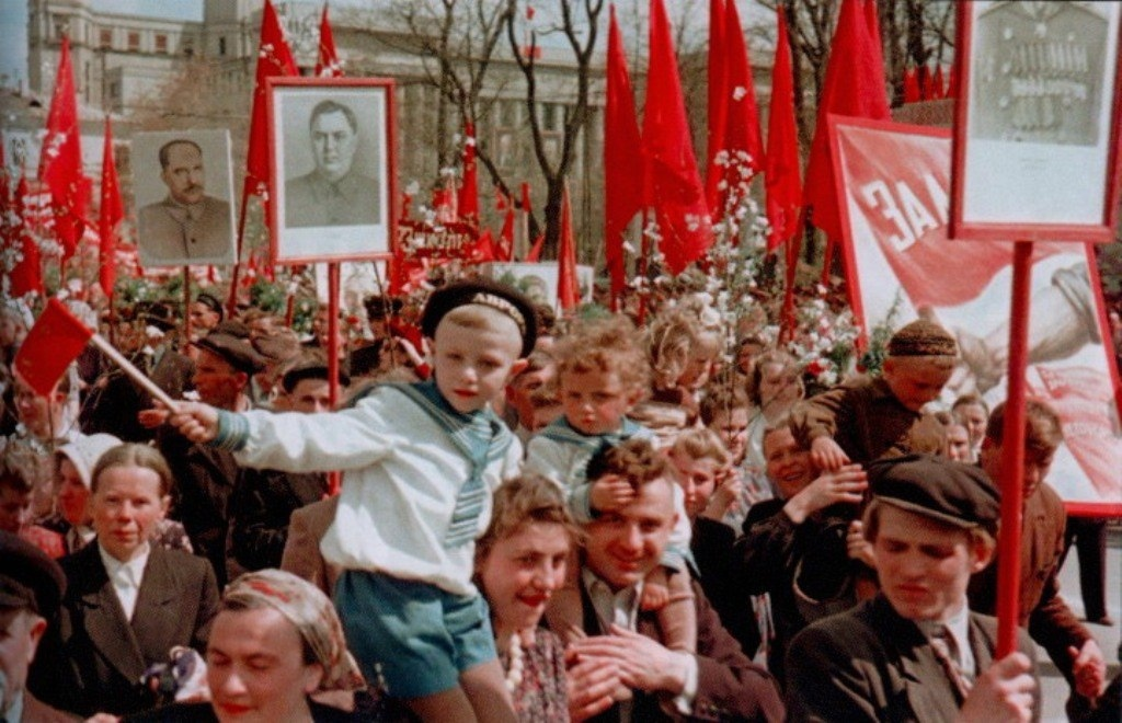 1 мая союз. Первомай демонстрация СССР. Первомайская демонстрация в СССР 1950. Демонстрация 1 мая в СССР. Советские дети на демонстрации.