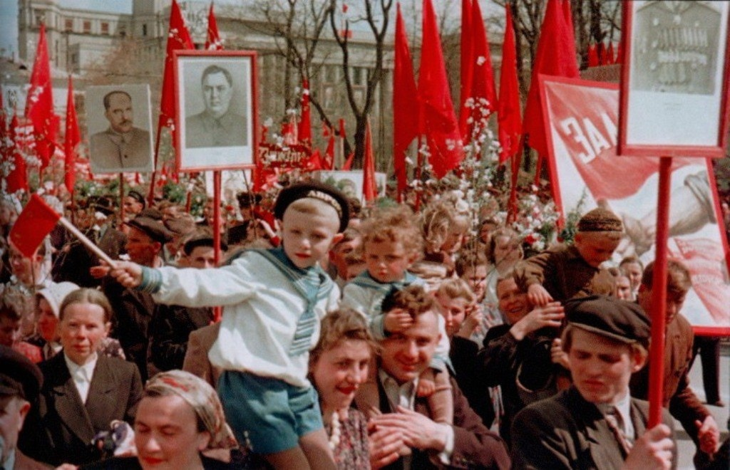 Первомай демонстрация СССР. Первомайская демонстрация в СССР 1950. Демонстрация 1 мая в СССР. Советские дети на демонстрации.