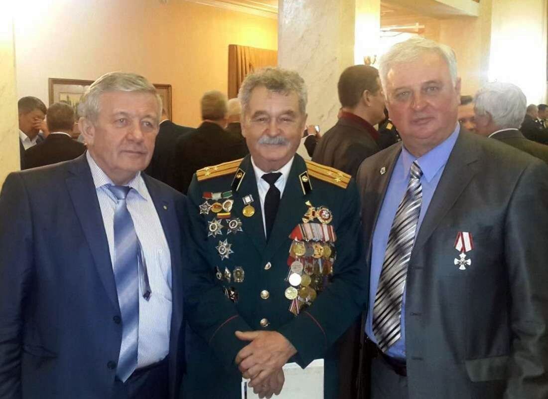 В центре Геннадий Лошкарёв