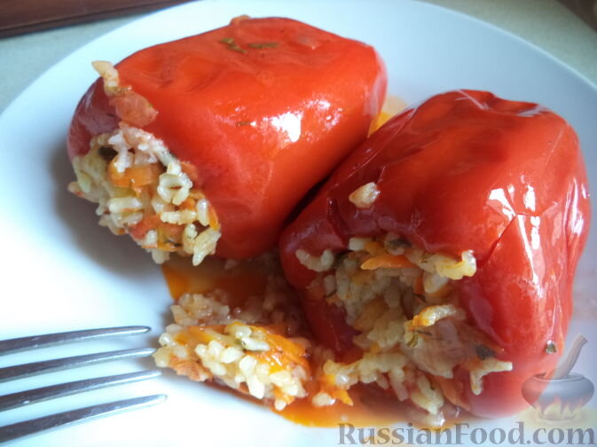 Баклажаны фаршированные и перцы фаршированные. Обед из болгарского перца. Перец фаршированный рисом и баклажанами. Перец фаршированный рисом и морковью. Баклажаны с фаршем и рисом.