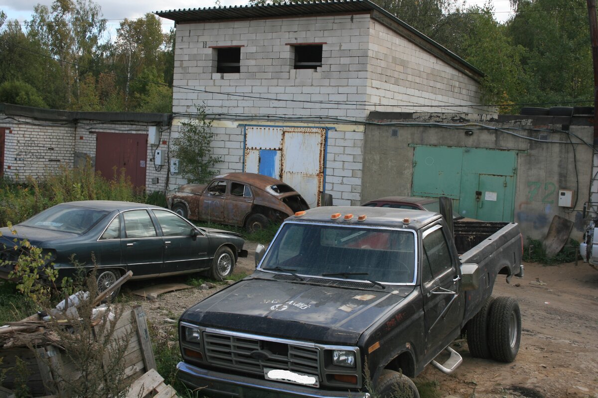 Заброшенные гаражи с машинами