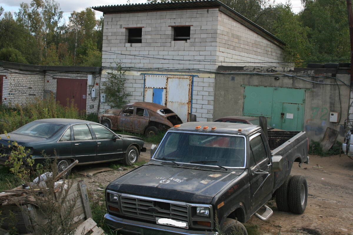 Заброшенные машины в ангарах