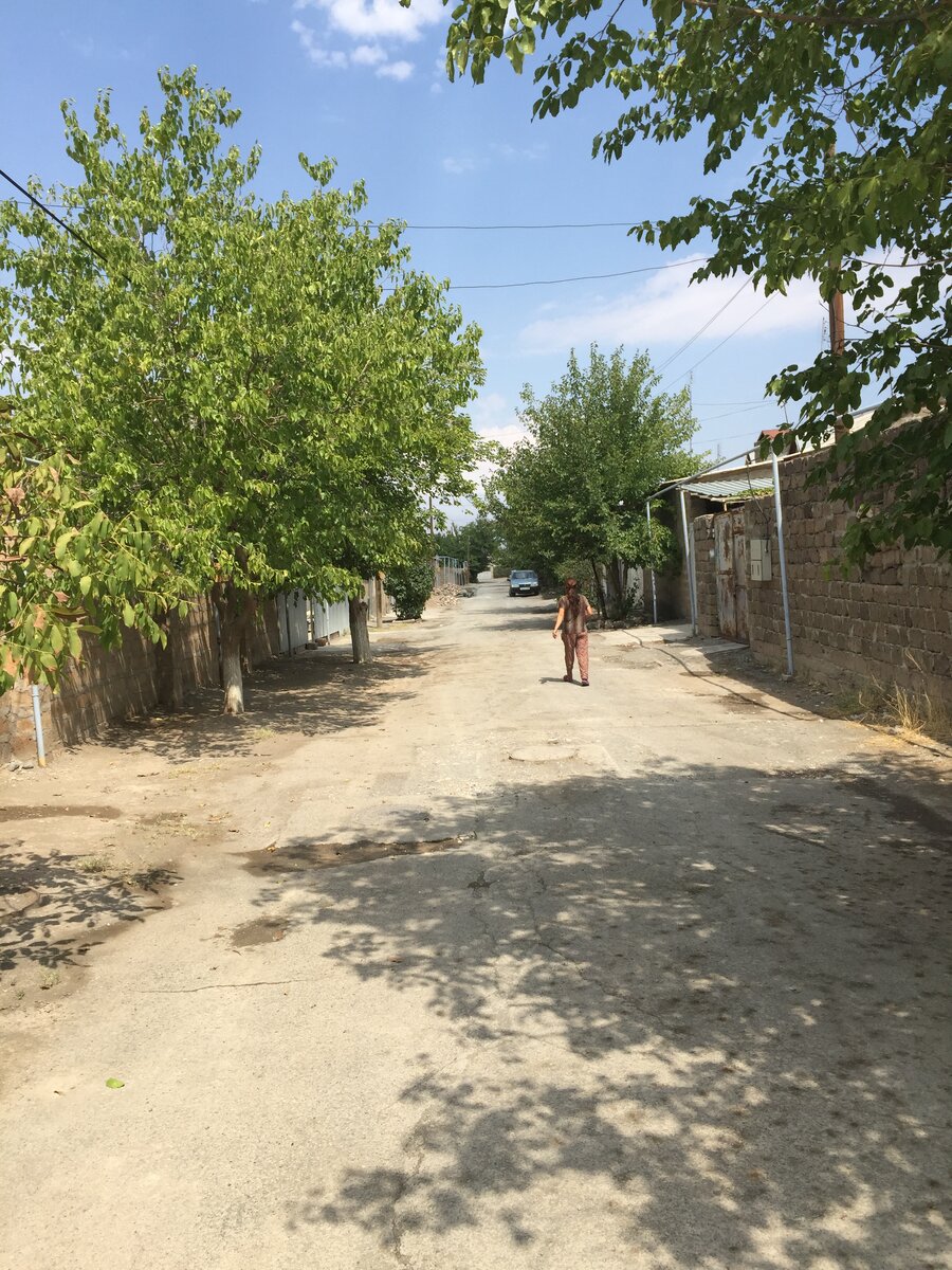Выглядит улица примерно вот так, и машина кстати наверное эта что и была припаркована вдали. 