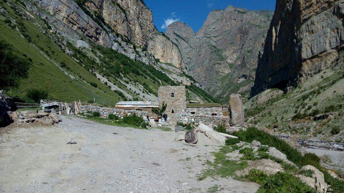 Село Эльтюбю или Верхний Чегем, Кабардино-Балкария. Дом-музей Кайсына Кулиева. По совместительству место съёмок фильма Война (Балабанов).