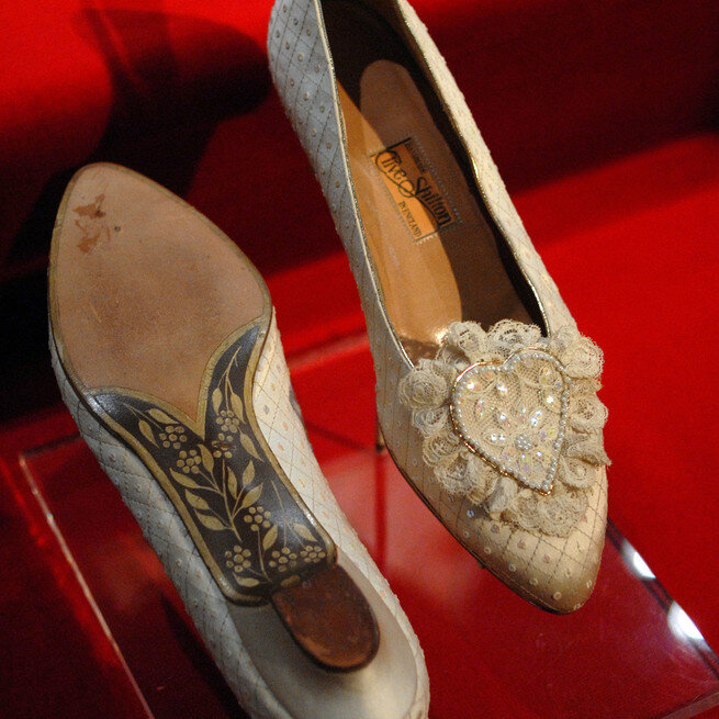 От низкой обуви леди Ди до высоких каблуков королевы Летиции: какую обувь носили королевские невесты в день свадьбы