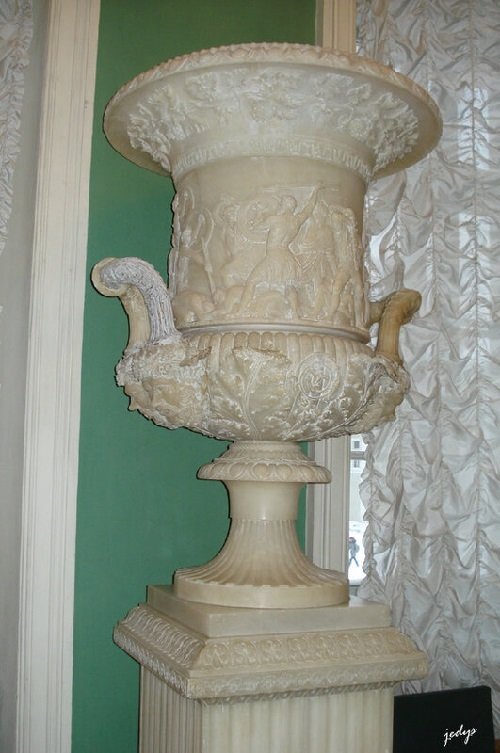 Одна из мраморных ваз Аничкова дворца. Фото ЖЖ tata-cheshuina