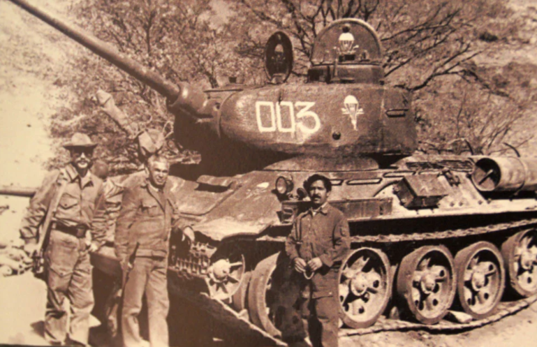 На фото Е.Д. Куцев с военнослужащими ДРА в Афганистане в 1984 году в Паншерской долине рядом с танком Т-34-85