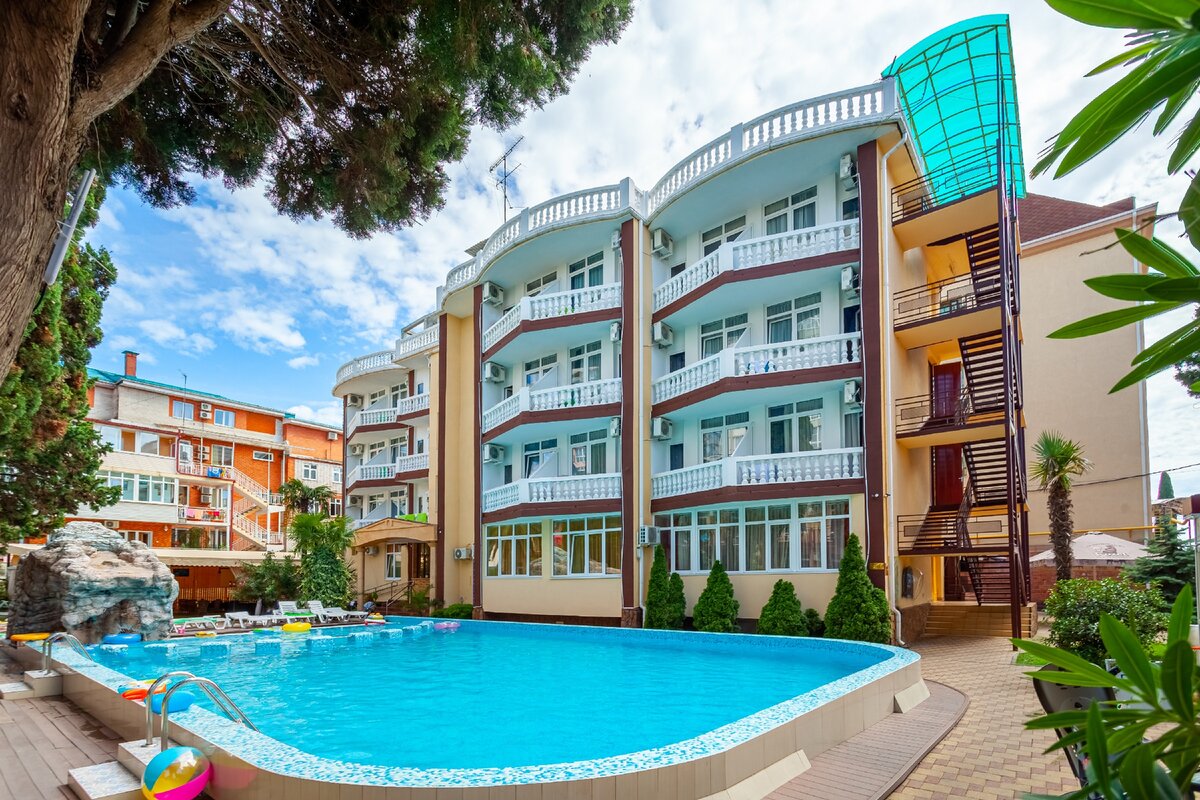 Отель с подогреваемым бассейном в 150м. от моря "Грейс Кипарис"