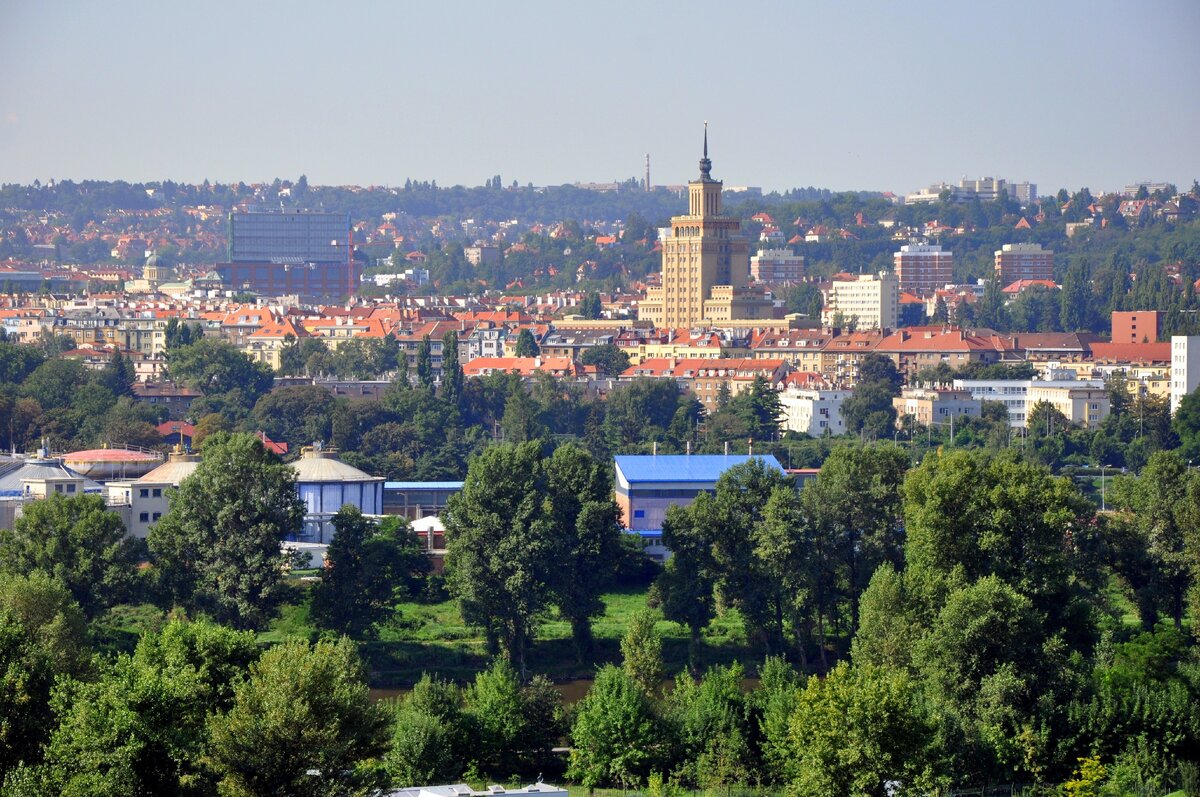 Пражский зоопарк, 2013 год. Вид с территории зоопарка на Прагу. Из личного архива