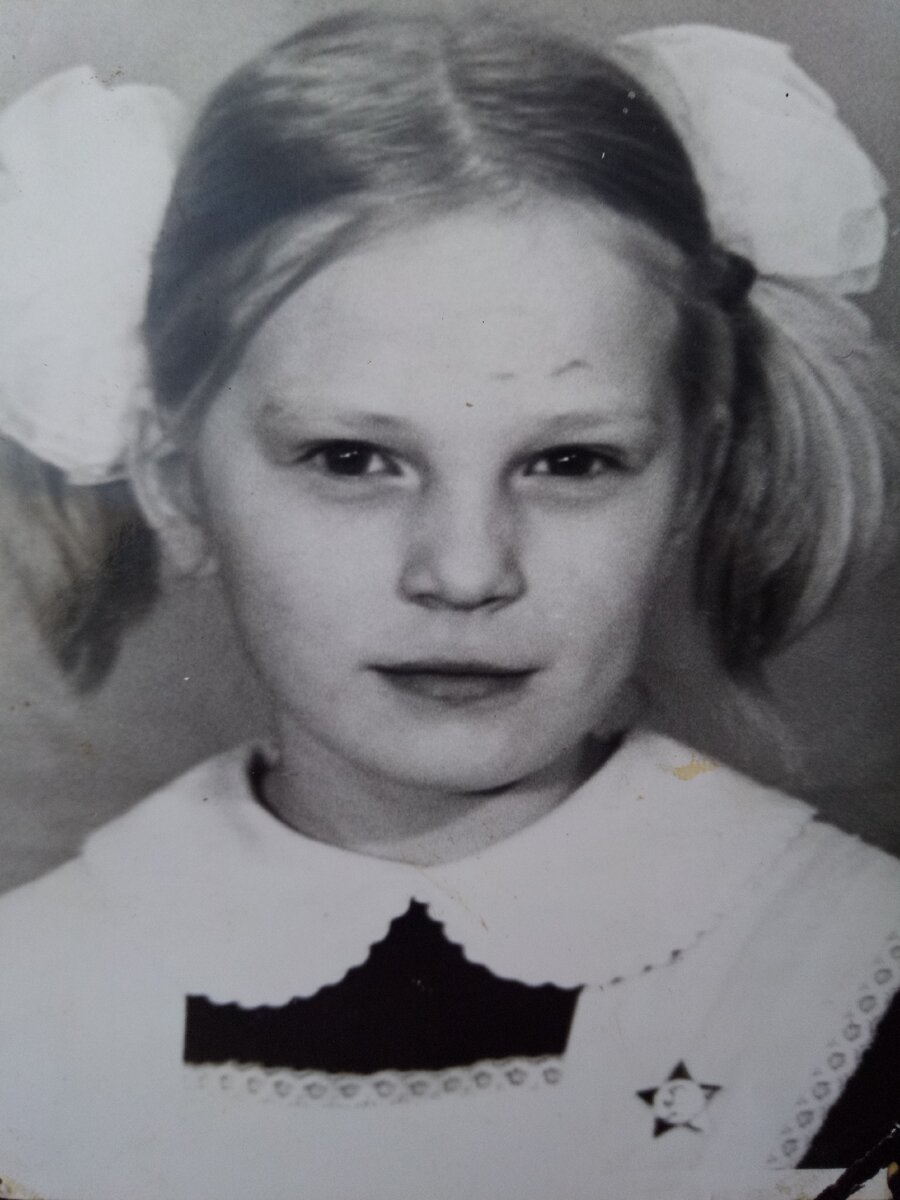 Круглый воротник смотрится очень нежно.