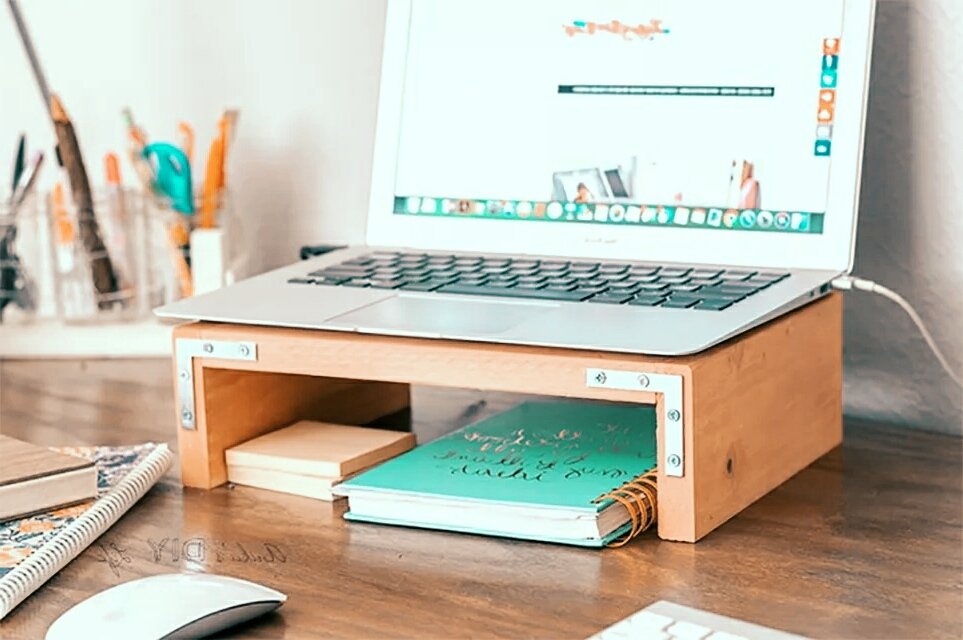 Модели столиков для ноутбука в кровать, их преимущества и недостатки