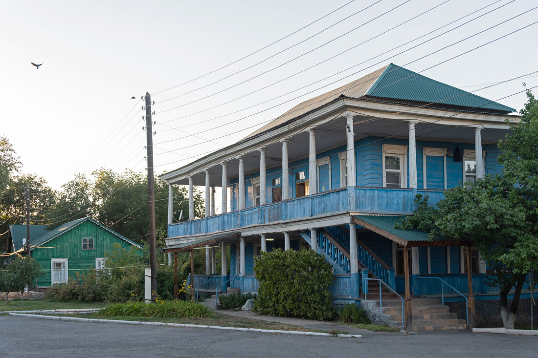 Часть построек осталась еще от дореволюционного сада «Богемия». Например, в этом корпусе раньше помещались казино и проститутки, а теперь живут незаразные больные