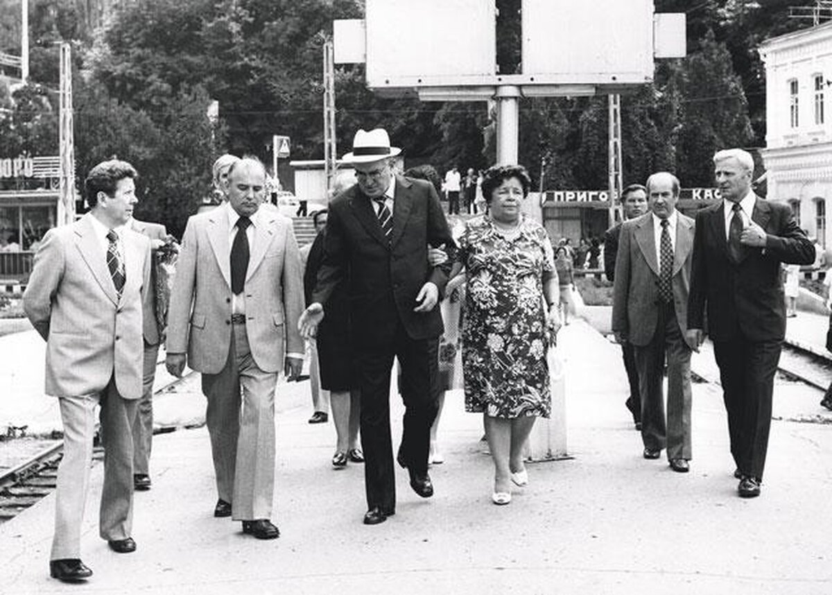 Слева направо Чазов, Горбачев, Андропов