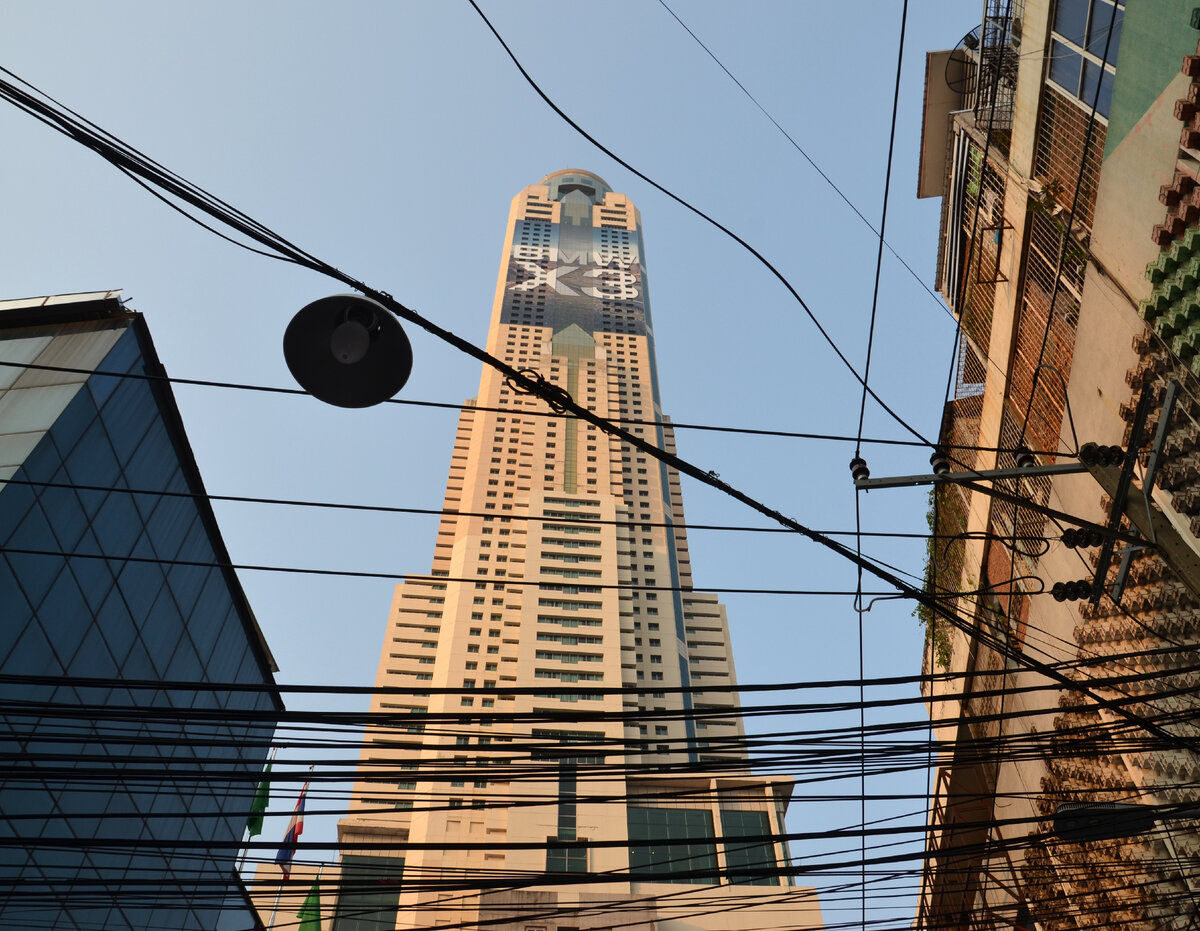 Байок Скай отель (Baiyoke Sky Hotel). Так он выглядит снизу. Фото автора.