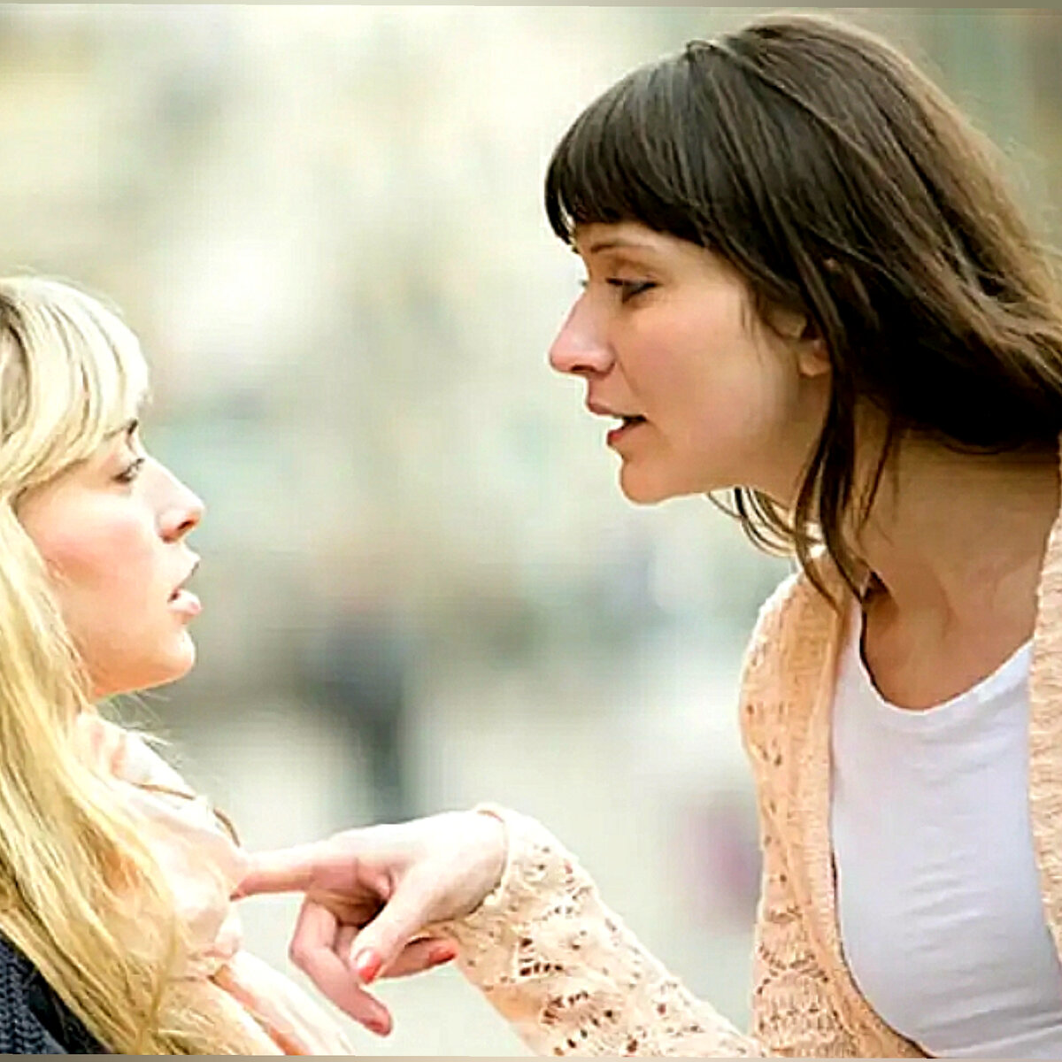 Две женщины.