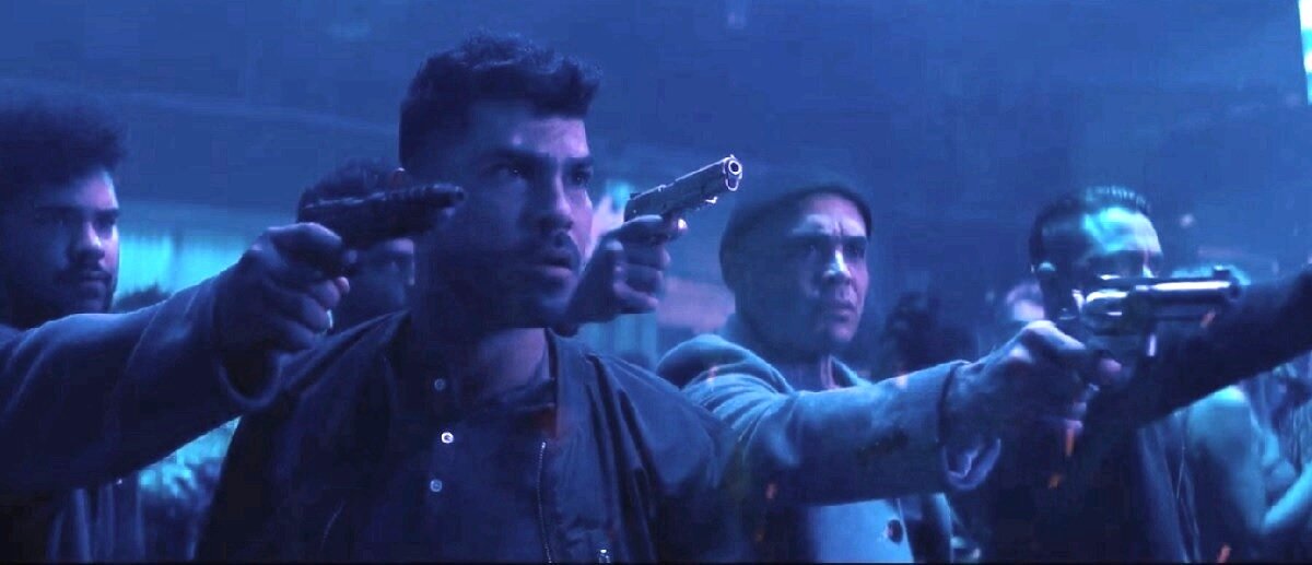 - Сеньор, и как часто ваши товарищи палят из пистолетов над вашими ушами? - Что говоришь-то? Ась? Повтори, не расслышал! 