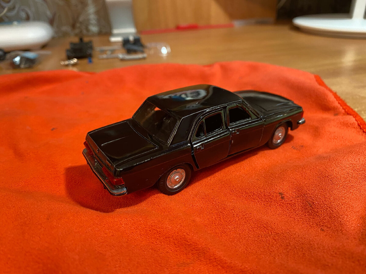 Всё же я решился капитально расхламить модель, содрав краску. Также я поставил себе цель найти цветной салон!