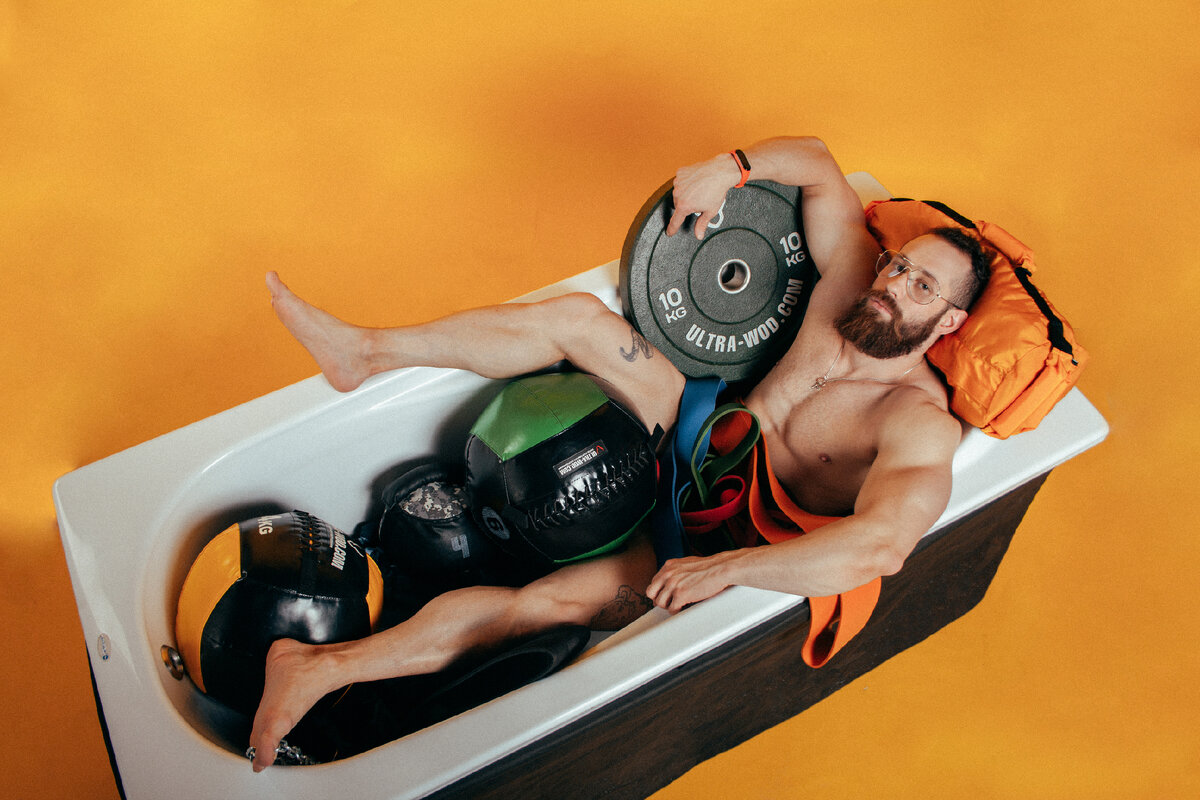 Ванна из функционального оборудования: медболы, сэндбэг, фитнес-резинки, 10-килограммовый блин