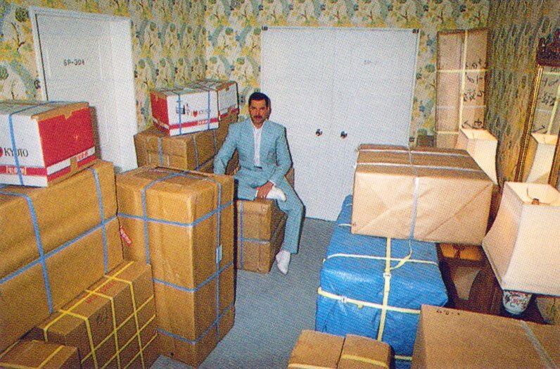 Фредди демонстрирует журналистам свои покупки в Японии 