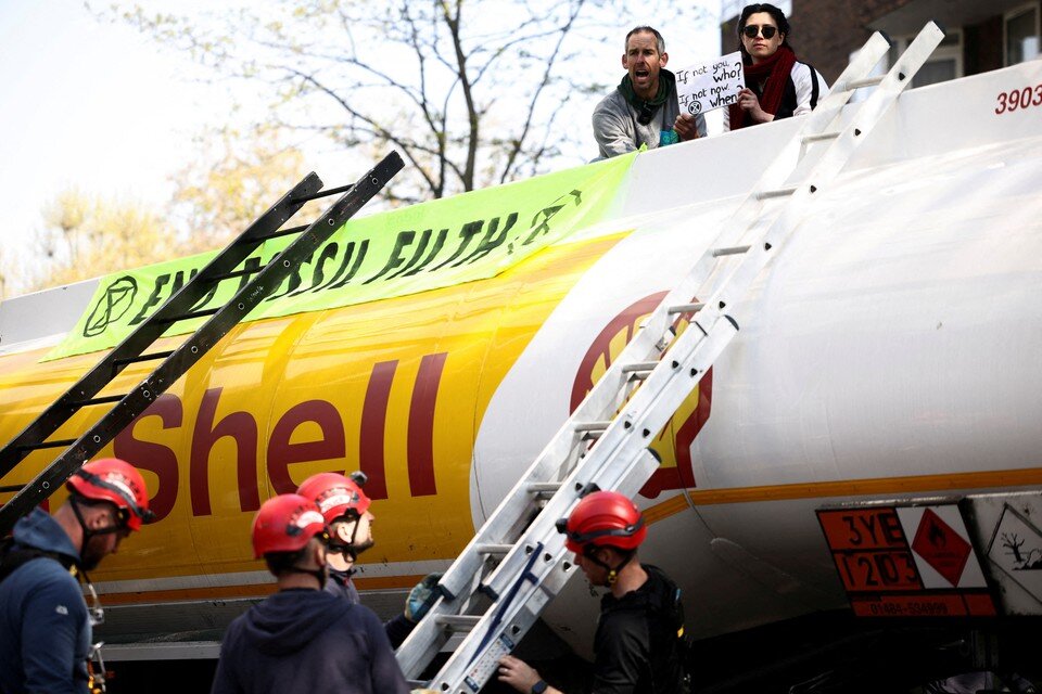     Shell начинает вывод сотрудников из России, сообщают журналисты  REUTERS
