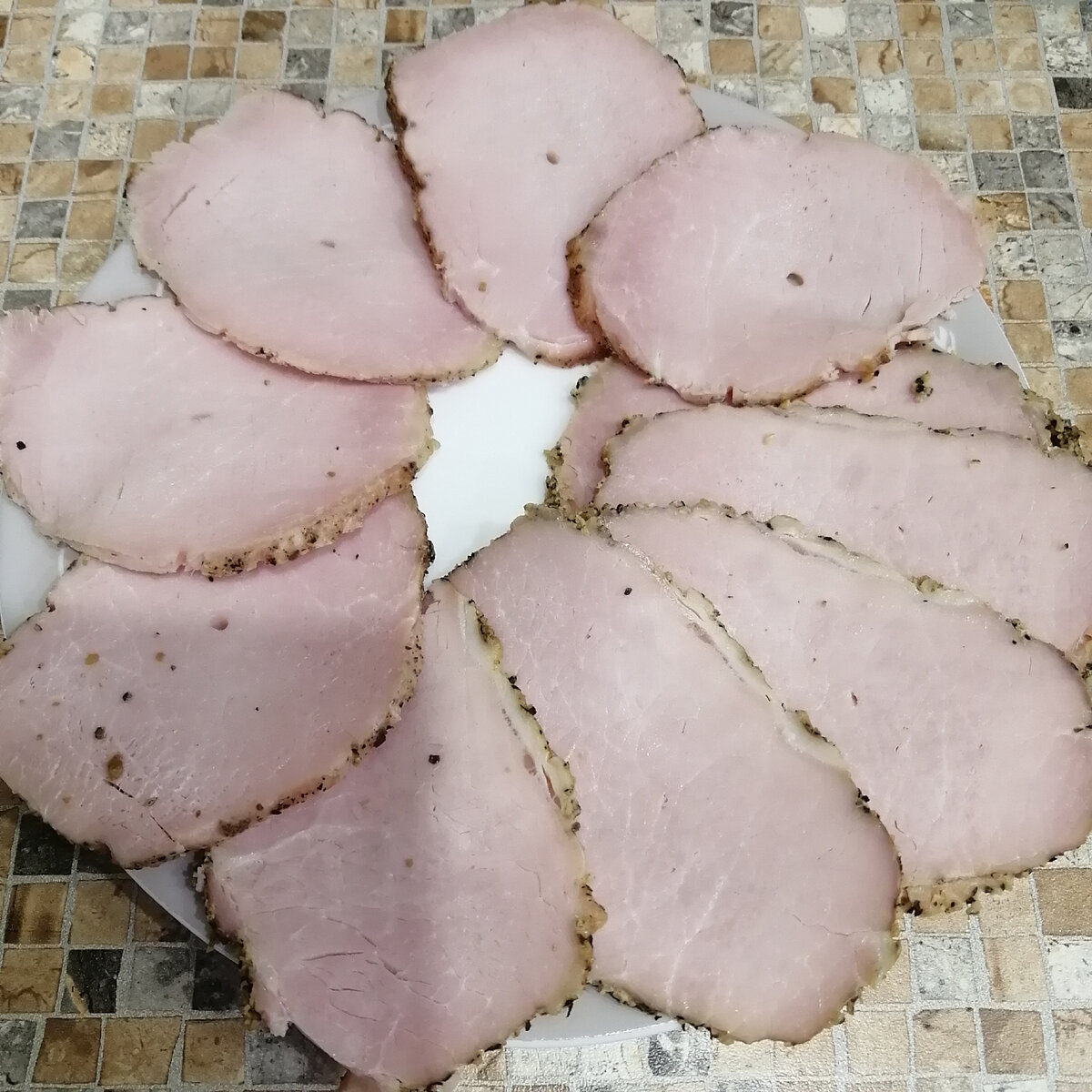 1 кг карбонада свиного, 20 г мелкой поваренной соли(для придания розоватого цвета, как в магазином нужно взять соли нитритной 10г+10 г обычной). Натереть кусок мяса со всех сторон солью, убрать в контейнер закрытый крышкой в холодильник на 2 суток. Просаливаться мясо должно при температуре 2-4 градуса. После того как оно просалилось, его можно натереть специями(по желанию), дать полежать при комнатной температуре для отепления. Готовить в духовом шкафу на режиме конвекции при 90 градусов, ставим щуп для измерения температуры в центр куска и готовим до 60градусов внутри карбонада,потом  на низ духовки ставим противень, наливаем кипяток,и меняем конвекцию на нагрев снизу, и так готовим до 70 градусов. Как приготовиться, достаём наш вкусный деликатес и если имеется коптильня, подвешиваем наш карбонадик и коптим 3-4 часа холодным копчением.   Приятного аппетита! 