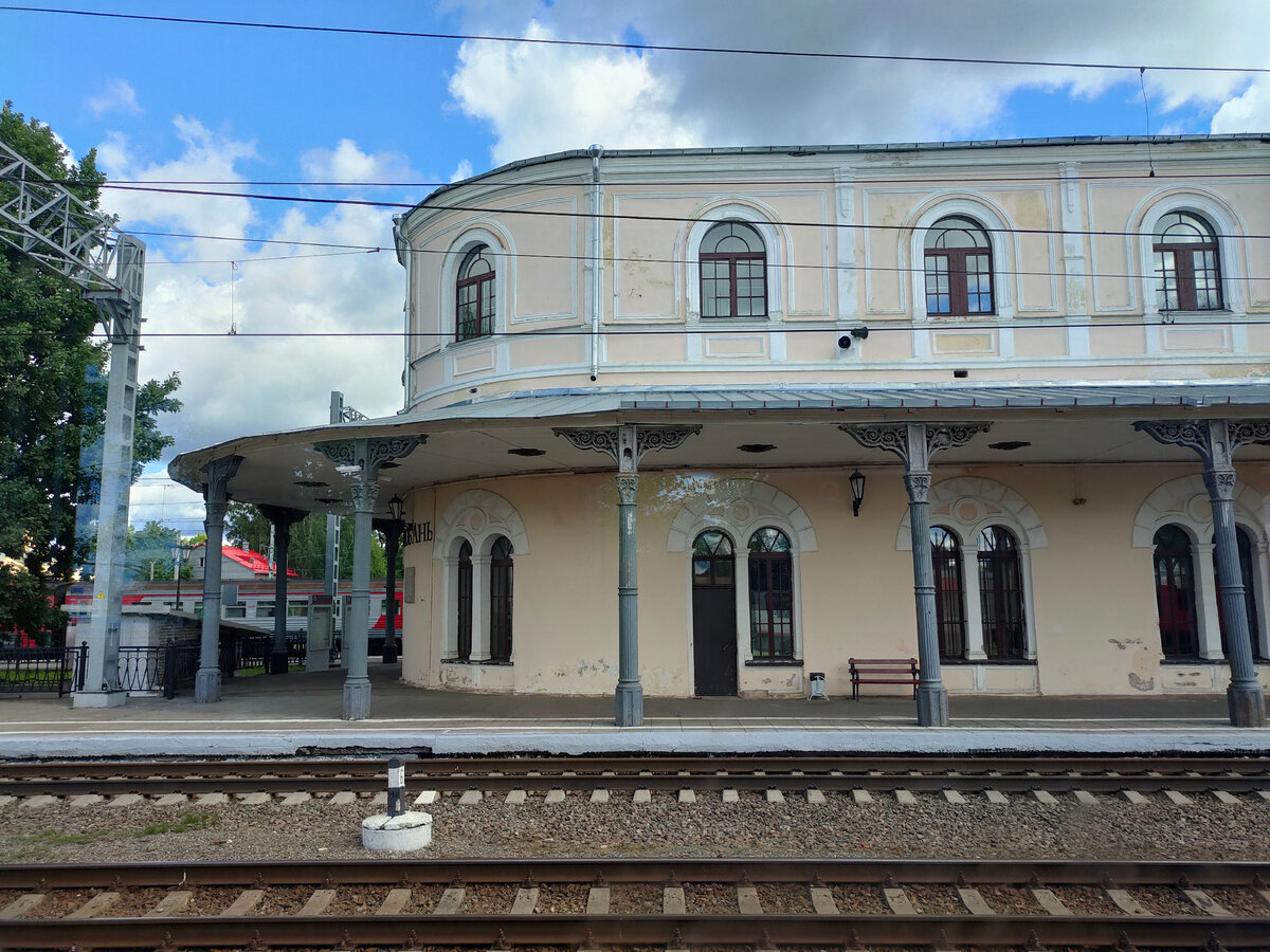 Любань входит в число исторических городов России. Впервые упоминается в летописи в 1500 году. Здание вокзала построено в 1850. Мелькнувший памятник - бюст на высокой колонке в честь автора проекта Николаевской ж/д первого министра путей сообщения России П.П.Мельникова (1804-1880. министр 1865—1869) установлен в 1955.