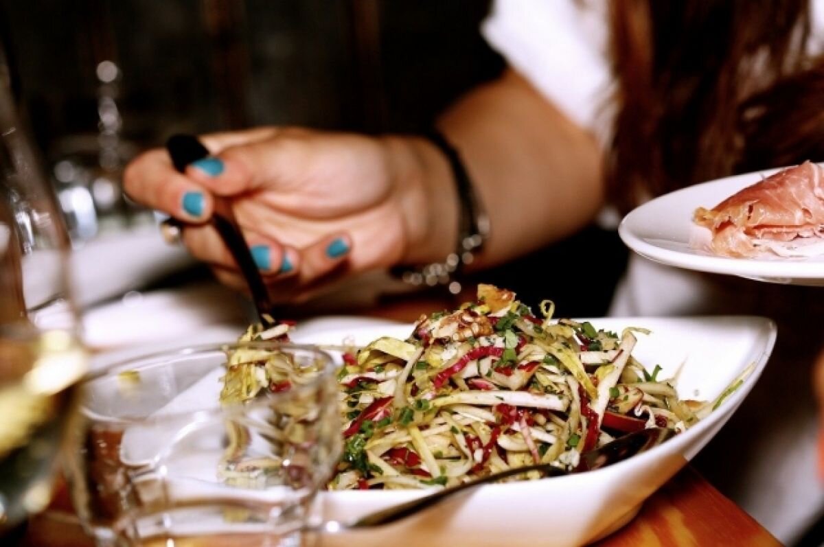    Эксперт рассказала, чем полезнее всего заправлять салаты