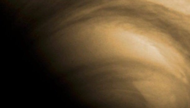 Фрагмент снимка аппарата Венера-Экспресс, цвета усилены. Европейское космическое агентство (ESA)