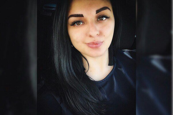 «Не могла обеспечить»: мать убила и сожгла дочку и сына в Нижнем Новгороде. 
 
25 апреля 27-летняя женщина в Нижнем Новгороде руками задушила своих маленьких детей, затем в лесу подожгла тела малышей. Однако охотники ее спугнули, и она, сбив огонь, вернулась с телами домой. На следующий день убийца поехала на склад, где повторно подожгла тела. 
Задержанная уже призналась в содеянном. На допросе она заявила, что решила убить дочку и сына, так как якобы не работала и не могла обеспечить малышам достойную жизнь. Однако следователи выяснили, что женщина каждый месяц тратила более 40 тысяч рублей на аренду автомобиля и недавно купила путевку на заграничный курорт. Говорят, что она состояла в одной из сетевых компаний.