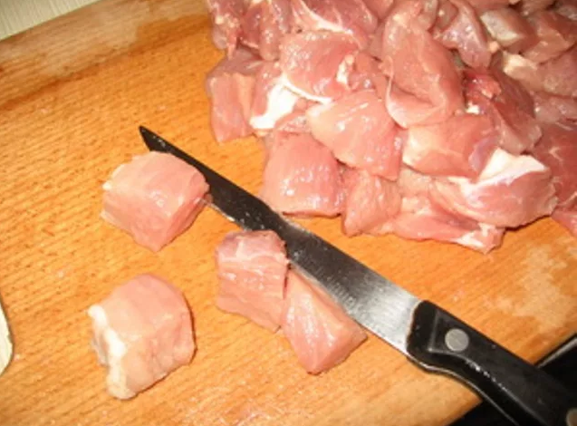 Как нарезать мясо кубиками. Сырое нарезанное мясо кубиками. быстрая нарезка мяса кубиками. как нарезать мясо по французски. сырое мясо мелко нарезанное.
