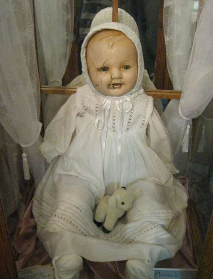 Кукла была сделана в 1910 году и считается одной из самых страшных игрушек в мире. 