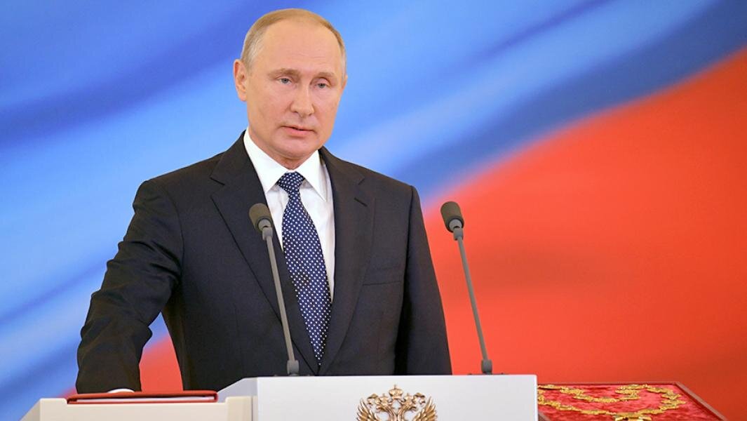 Избранный президент РФ Владимир Путин произносит текст присяги во время церемонии инаугурации в Кремле. Фото: РИА Новости/Александр Астафьев