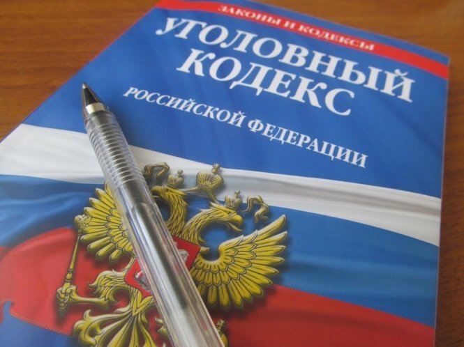 Завтра главы обеих палат парламента собираются внести законопроект об уголовном наказании для руководства компаний, исполняющих антироссийские санкции. Лишать свободы спикер Госдумы Вячеслав Володин, председатель Совфеда Валентина Матвиенко и ряд их коллег предлагают и "подстрекателей", чьи действия привели к введению ограничительных мер против России.
 О необходимости ввести ответственность для исполнителей санкций председатель Госдумы заявил в конце апреля. По его словам, в России все должны подчиняться именно российским законам, а не действовать (или бездействовать) в интересах других стран. В связи с этим в Госдуме подготовили конкретное наказание для тех, кому чужды интересы РФ. Володин сообщил журналистам, что рассчитывает на принятие законопроекта до конца мая. Получены положительные заключения правительства и Верховного суда. Важно, что окончательно принять указанный законопроект планируется синхронно с другой ключевой инициативой - о мерах в ответ на недружественные действия США и других стран.
