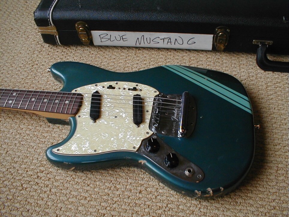 На этом фото не оригинальная гитара Курта, но максимально похожая на нее. Судьба оригинальной гитары точно не известна. По одной из версий, она висит на стене Hard-Rock Cafe в Австралии, но исследователи биографии Кобейна сомневаются в оригинальности представленного там инструмента.