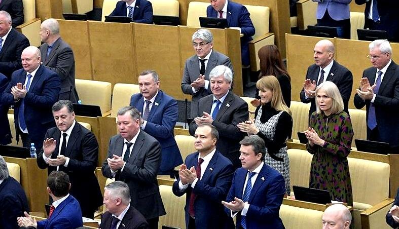 Американские конгрессмены в канун встречи Трампа и Путина прибыли в Госдуму, было  прервано заседание, депутаты  встали, встретили  американцев аплодисментами...  -Родина (как минимум  в  моём лице) в  недоумении...  
