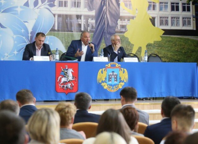 Алексей Александров (в центре) на встрече с жителям Крылатского. Фото: Кирилл Журавок, "На Западе Москвы"