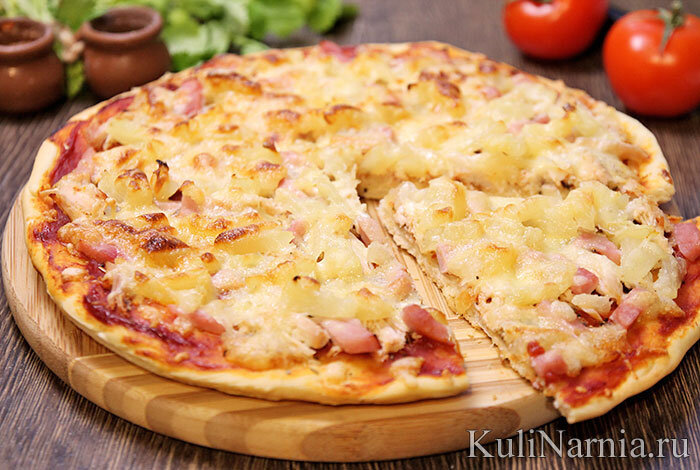 Гавайская пицца с ананасами и курицей очень популярна в Европе, и несмотря на красивое наименование, к Гавайям она не имеет никакого отношения. Скорее всего, блюдо получило название за счет начинки, а именно наличия в ней сладкого экзотического плода, популярного на курортных островах.