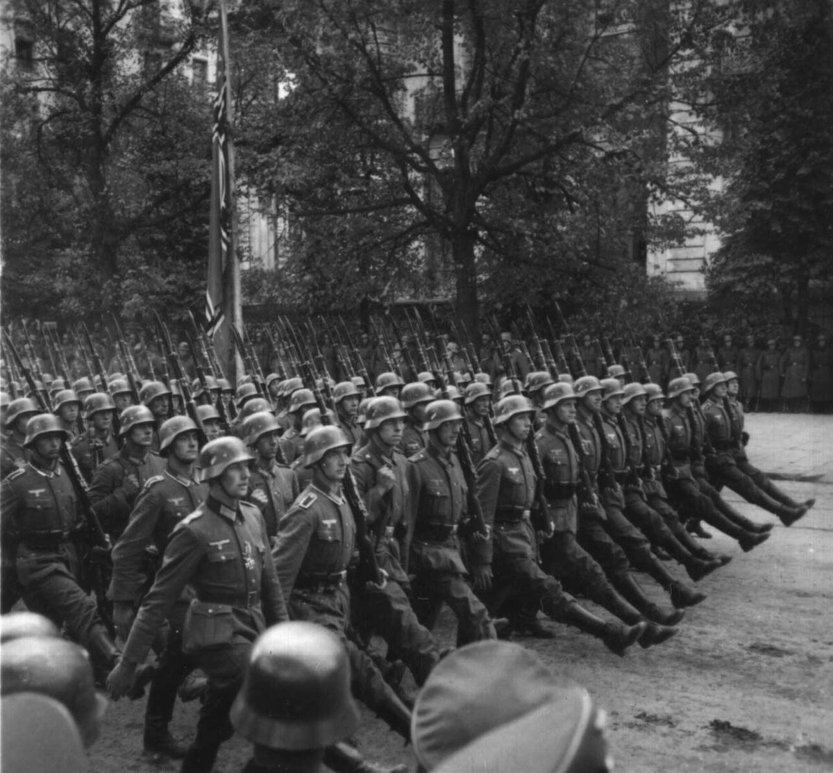 Немецкие войска на улице Варшавы, 28 сентября 1939 года