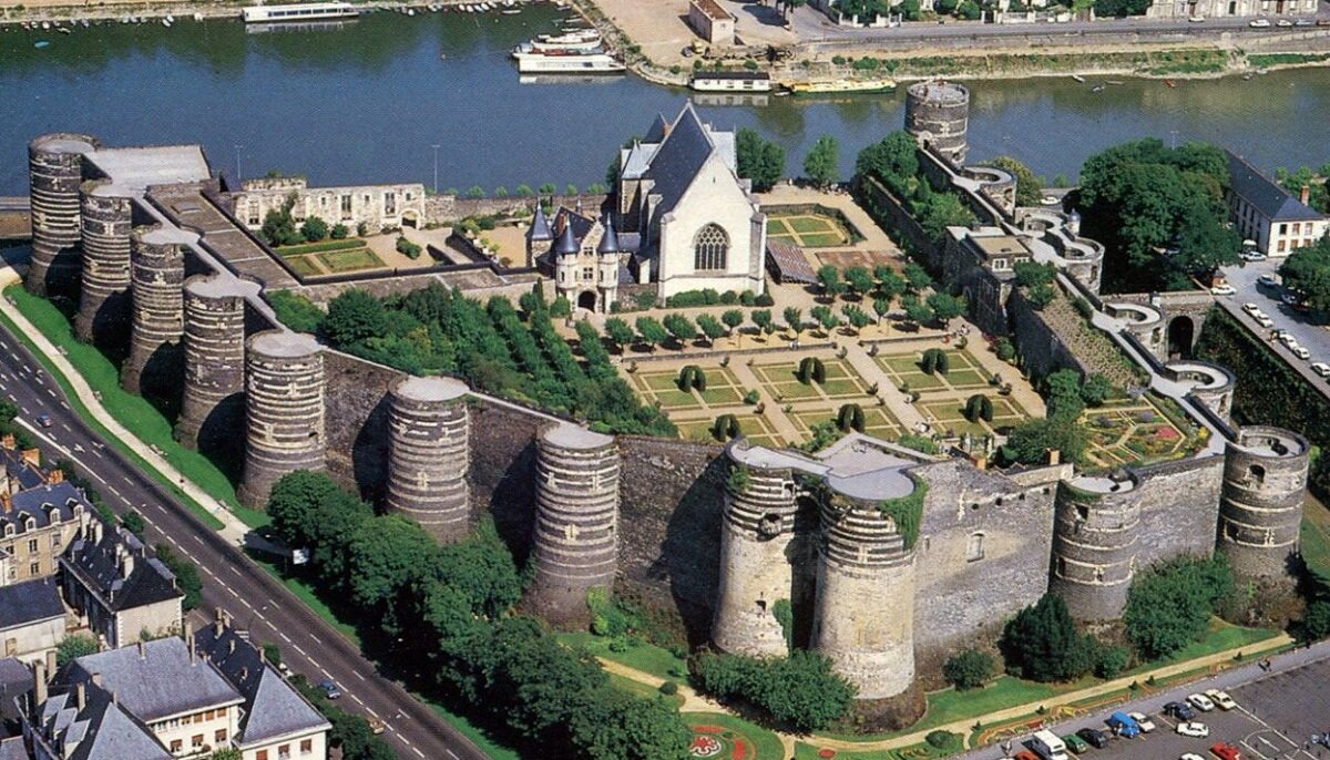 Анже. Анжерский замок Анже. Замок Анжер Франция. Анже Франция город. Замки Луары Анже.
